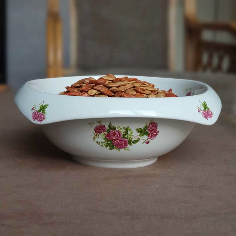 کاسه چینی گل سرخی با طرح های نوستالژیک و درخشش فوق العاده
